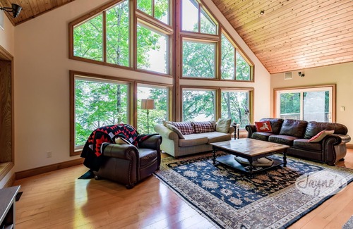 Minett Cottage | Cozy 5 bdrm, 3 bath cottage on Bruce Lake! Games Room, Hot Tub!