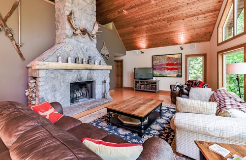 Minett Cottage | Cozy 5 bdrm, 3 bath cottage on Bruce Lake! Games Room, Hot Tub!