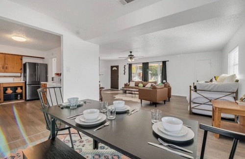 Fort Worth House | Cozy 5 bed home! 5 miles to Stockyards & Downtownn