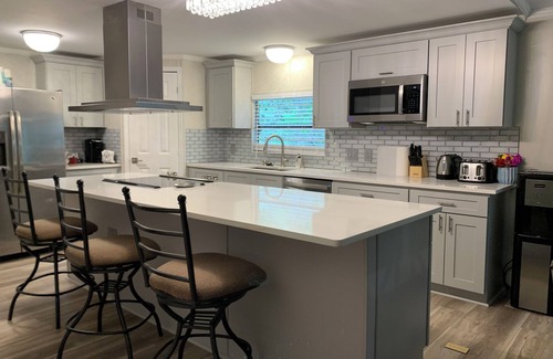 Arlington House | Cozy 5 Bedroom 85” TV Home in a Secluded Area