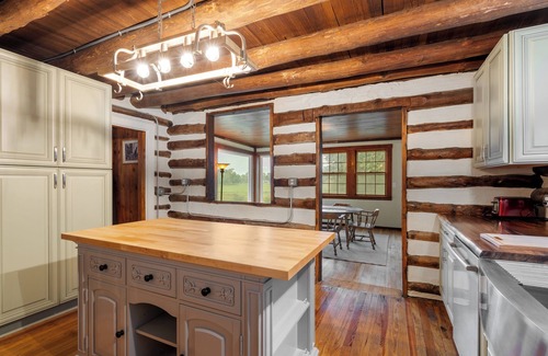 Bedford Cabin | Cozy 5-bedroom cabin in charming Bedford