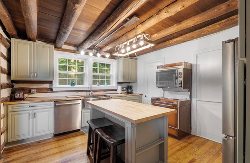 Bedford Cabin | Cozy 5-bedroom cabin in charming Bedford