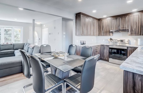 District des Promenades House | Cozy 5-Bedroom Home, 3 Parking, Up to 10 guests, 10 mins away from Parliament