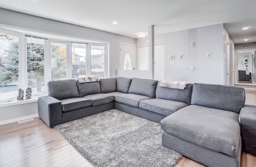 District des Promenades House | Cozy 5-Bedroom Home, 3 Parking, Up to 10 guests, 10 mins away from Parliament