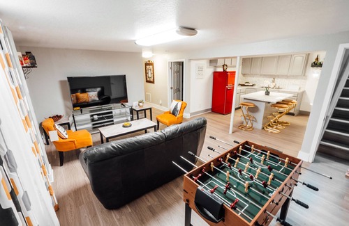 Aurora House | Cozy 5-Bedroom Home in Aurora!nPerfect blend of comfort & convenience