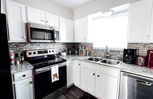 Aurora House | Cozy 5-Bedroom Home in Aurora!nPerfect blend of comfort & convenience