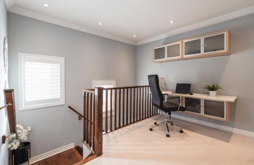 Meadowvale Village House | Cozy 5 Bedroom House Mississauga