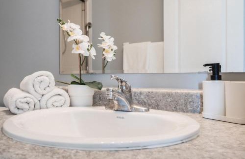 Meadowvale Village House | Cozy 5 Bedroom House Mississauga