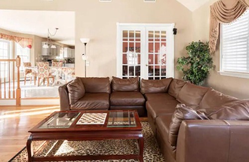 Monroe House | Cozy 5 bedrooms colonial surrounded with nature