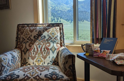 Island Park House | Cozy 5-Star lakeview cabin.