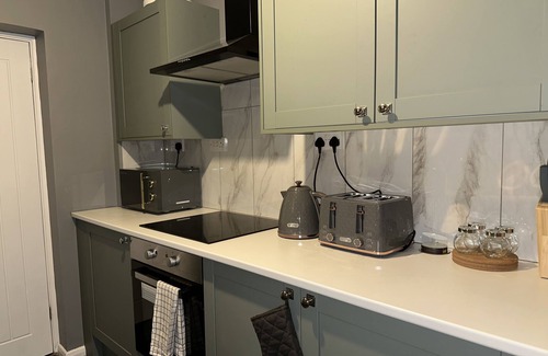 Luton House | Cozy 5B Home - Free Parking -Contractor & Groups