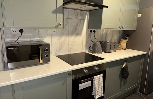 Luton House | Cozy 5B Home - Free Parking -Contractor & Groups