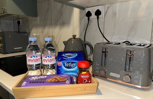 Luton House | Cozy 5B Home - Free Parking -Contractor & Groups