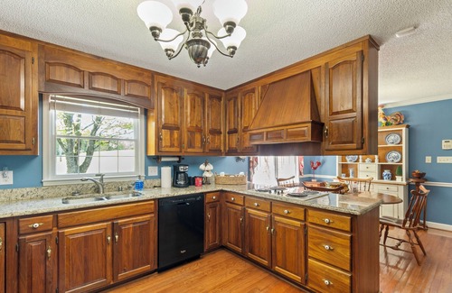 McMinn County House | Cozy 5Bedroom with Sunroom 9 Acres Near Wedding Venues