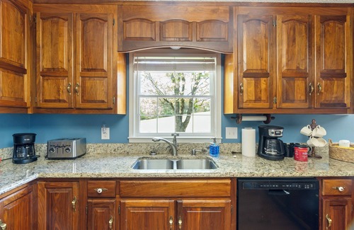 McMinn County House | Cozy 5Bedroom with Sunroom 9 Acres Near Wedding Venues