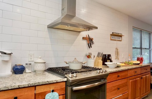 East Arlington House | Cozy 5BR Beach house-Jacksonville-Pet friendly, Heated Pool/Hot Tub & Family Fun
