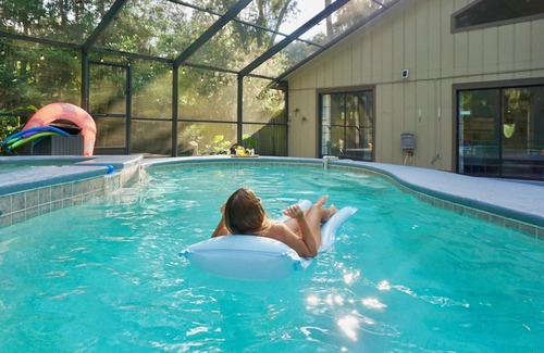East Arlington House | Cozy 5BR Beach house-Jacksonville-Pet friendly, Heated Pool/Hot Tub & Family Fun