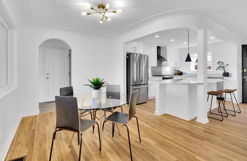 Wellshire House | Cozy 5BR Home Sleeps 10 people with Backyard, Parking & Prime Location