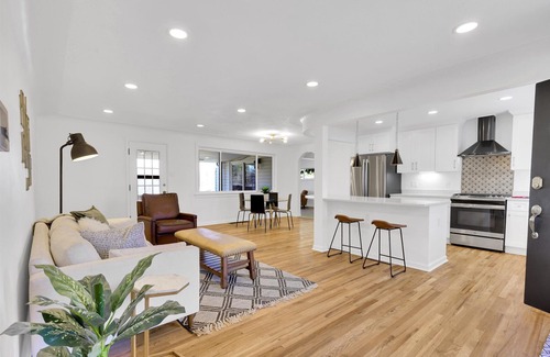 Wellshire House | Cozy 5BR Home Sleeps 10 people with Backyard, Parking & Prime Location