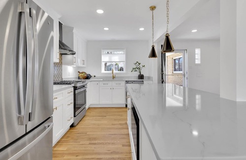 Wellshire House | Cozy 5BR Home Sleeps 10 people with Backyard, Parking & Prime Location
