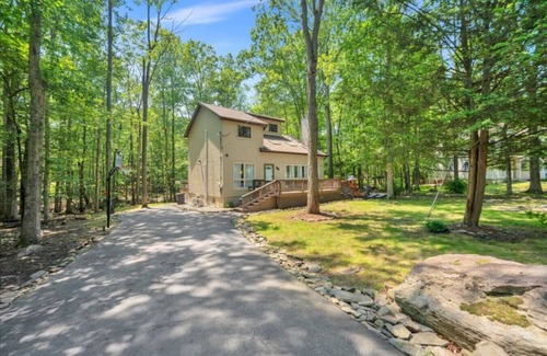 East Stroudsburg Apartment | Cozy 5BR, Sleeps 12 w/Hot Tub+Fire Pit+Game Room