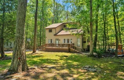 East Stroudsburg Apartment | Cozy 5BR, Sleeps 12 w/Hot Tub+Fire Pit+Game Room