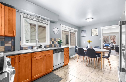 Edmonton House | Cozy 5BR, Steps to University of Alberta, Hospital, Whyte Ave, River Valley