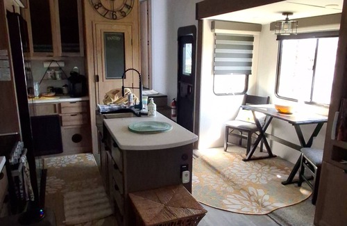 Arlington House | Cozy 5th wheel in Foothills of the Blue Ridge Parkway