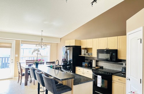 Hinton House | Cozy 6 bedrooms single house with A&C