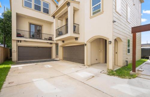 Riverside Terrace House | Cozy 6BR Home near MedCtr, NRG Stadium, with Fast Wi-Fi