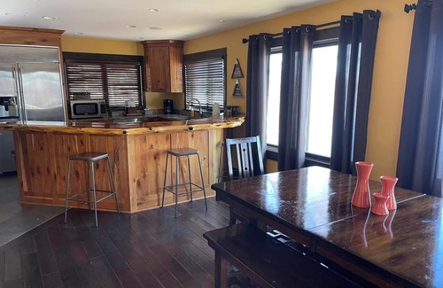 La Crosse Ski Chalet | Cozy 8 Person Chalet on the Bay