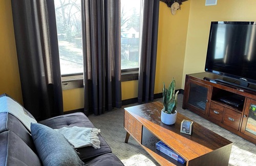 La Crosse Ski Chalet | Cozy 8 Person Chalet on the Bay