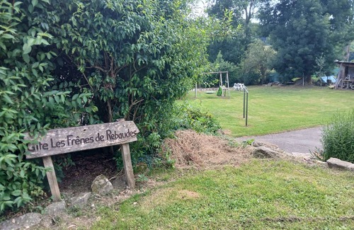 Jonzieux Cottage | Cozy 8-person gîte, Parc Naturel du Pilat, ideal for families and groups.