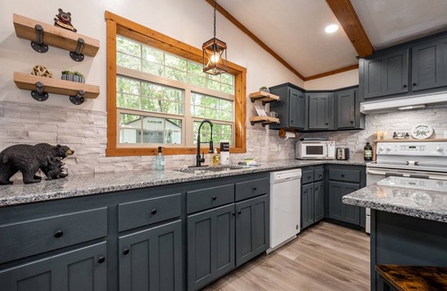 McHenry House | ✩ Cozy 9-Sleeper, Private Hot Tub, Prime Location ✩