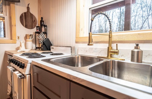 Wellington Cabin | Cozy A-Frame Cabin Retreat w/AMAZING Back Porch- Perfect Relaxation in DBNF/RRG
