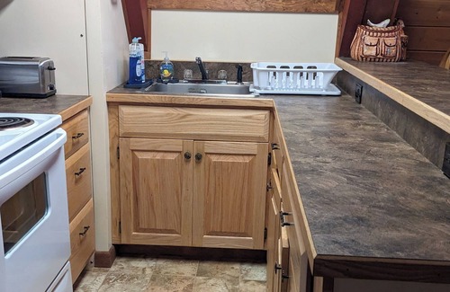 Woodsville Cabin | Cozy A-frame chalet with 9 AM check-in & 6 PM check-out!
