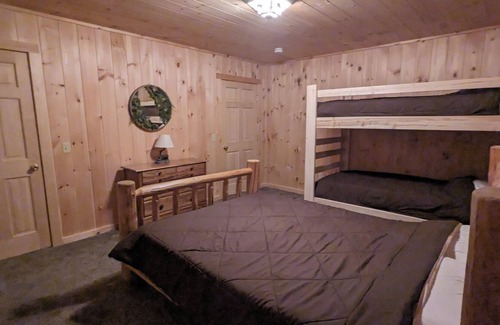 Woodsville Cabin | Cozy A-frame chalet with 9 AM check-in & 6 PM check-out!