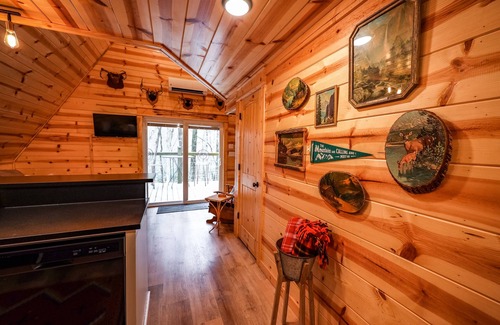 Royal Cabin | Cozy A-Frame w/hot tub-Near Pristine Lake Ouachita and Hot Springs National Park