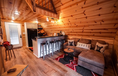 Royal Cabin | Cozy A-Frame w/hot tub-Near Pristine Lake Ouachita and Hot Springs National Park
