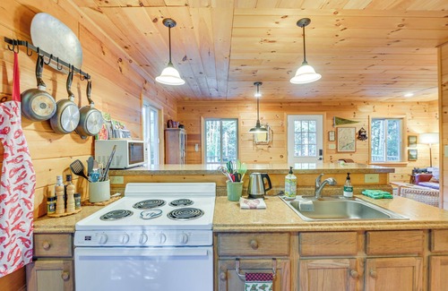 Prospect Harbor Cabin | Cozy Acadia Area Cabin, Walk to Beach & Lighthouse