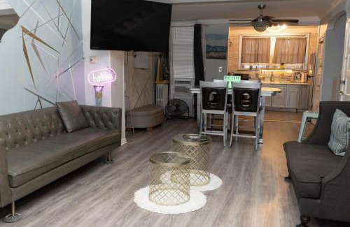 Eastwick House | Cozy airport area hideaway
