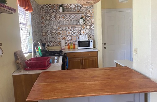 Gambier House | Cozy Airport Townhome near the Airport & walking Distance to the Beach