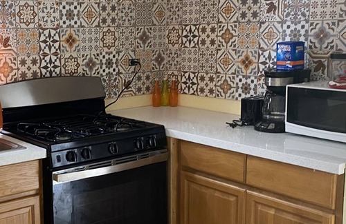 Gambier House | Cozy Airport Townhome near the Airport & walking Distance to the Beach