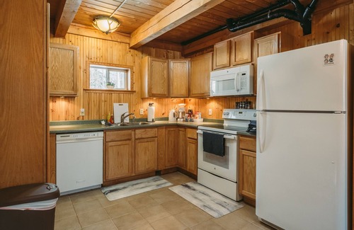 Fairbanks Cabin | Cozy Alaskan themed cabin suitable for families or couples! King size bed, w/d