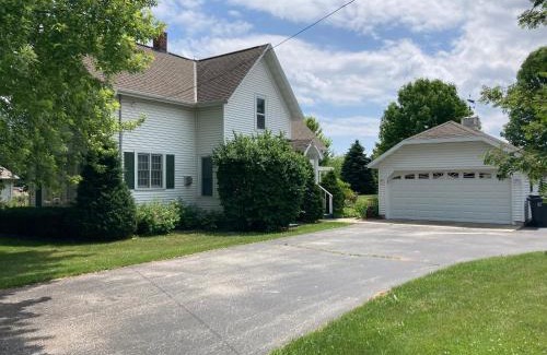Algoma House | Cozy Algoma Retreat! Minutes to Beach and Downtown!
