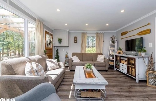 Balm Beach Cottage | Cozy All-Season Family Cottage in Balm Beach!