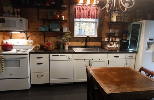 West Union Cabin | Cozy Amish built cabin in Adams County Ohio, relax and watch the buggies go by.n