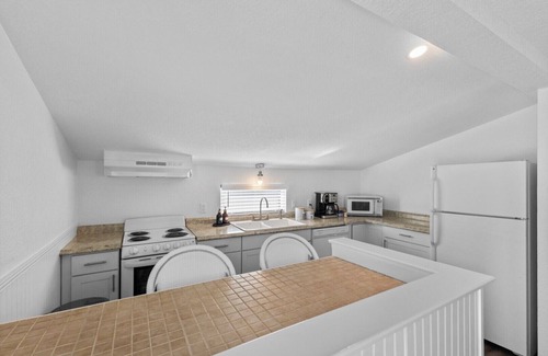 Boca Grande Apartment | Cozy Anchor Inn #1, 1-bedroom retreat in the heart of Boca Grande.- Sleeps 4 - Pool