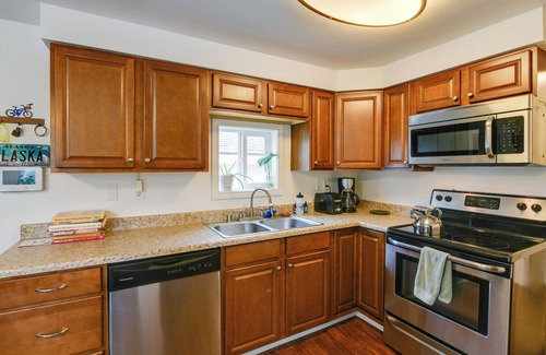 Spenard House | Cozy Anchorage Retreat < 4 Mi to Downtown!