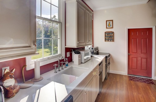 Round Hill Cottage | Cozy and Beautiful Wine Country Cottage! w/Fireplace, Pond, treehouse and more!